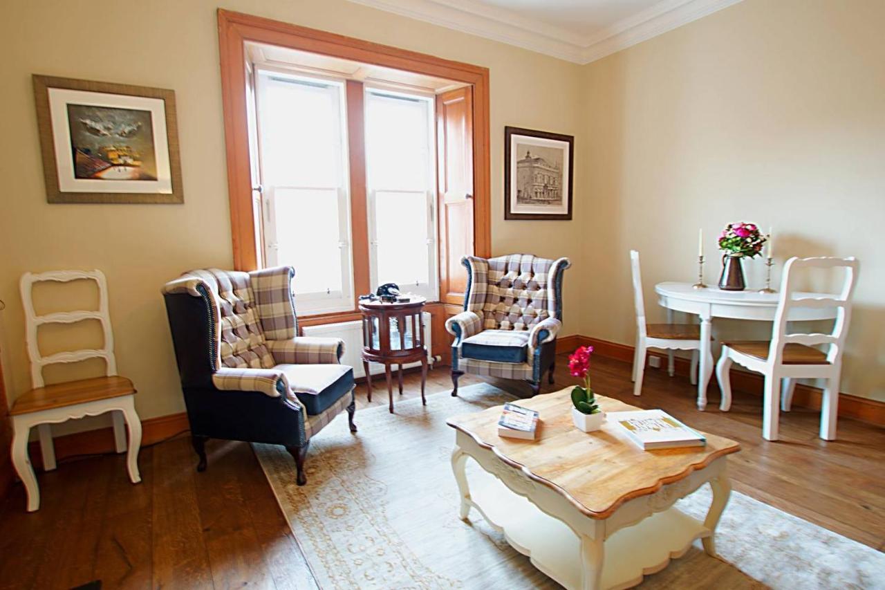 Joivy Classic Apt With Castle Views In Old Town Edinburgh Exterior photo