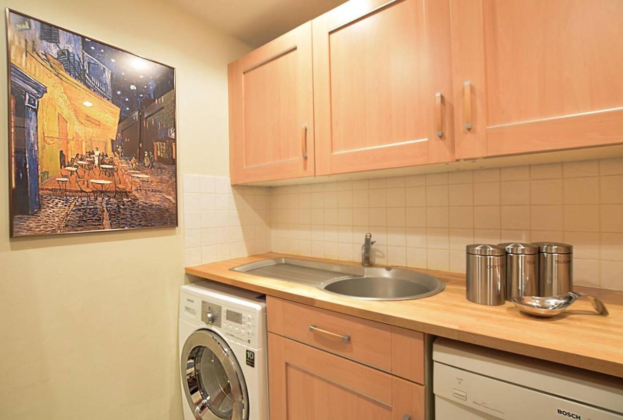 Joivy Classic Apt With Castle Views In Old Town Edinburgh Exterior photo